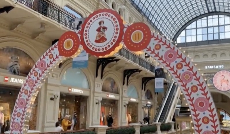 ГУМ встречает Новый год в дымковских узорах