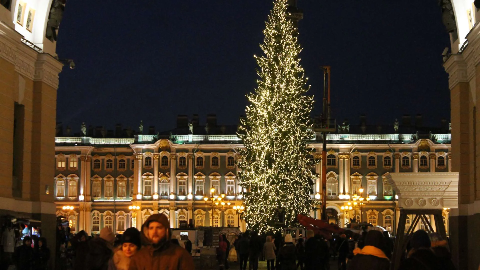 Новогодние мероприятия в санкт петербурге. Елка в Питере 2022 на Дворцовой площади. Новогодний Питер. Новый год на Дворцовой площади. Новогодняя площадь.