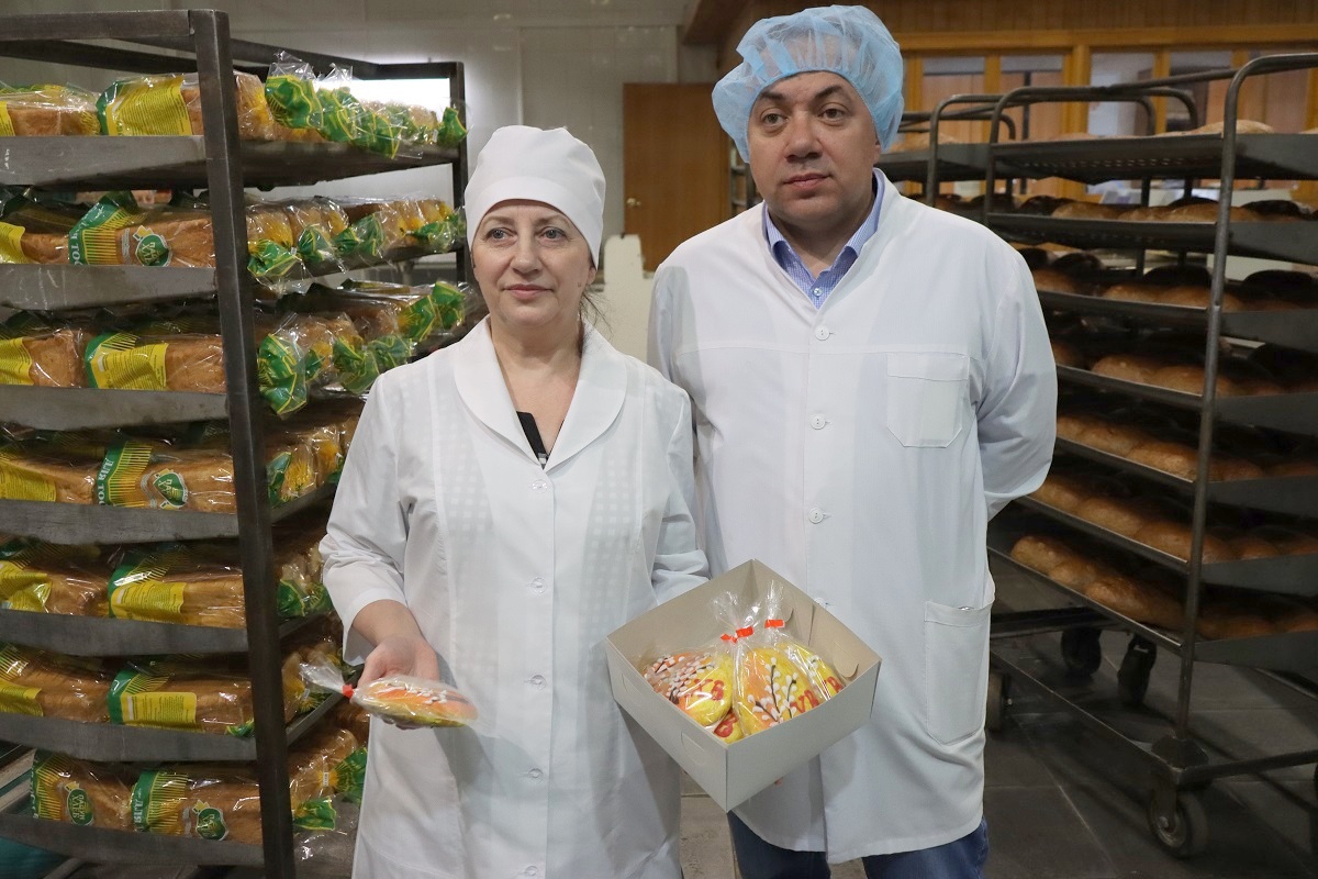 Работа на 20 заводе. Работа на 20 заводе. Девушка в цеху. Сдельная на заводе. Мужчина на заводе.