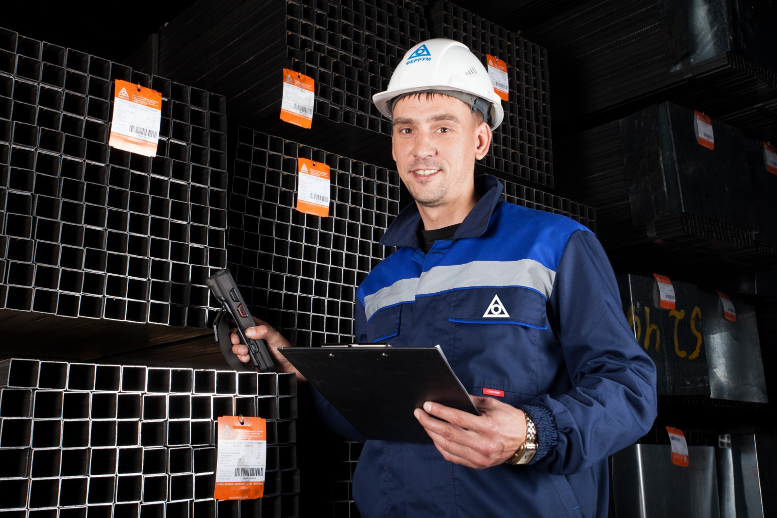 рабочий поднял