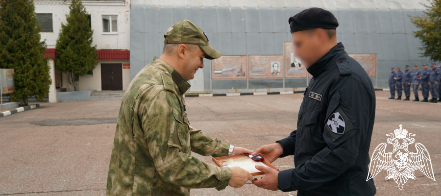 Заместитель командующего Центральным округом Росгвардии вручил ведомственные награды отличившимся росгвардейцам в Брянске