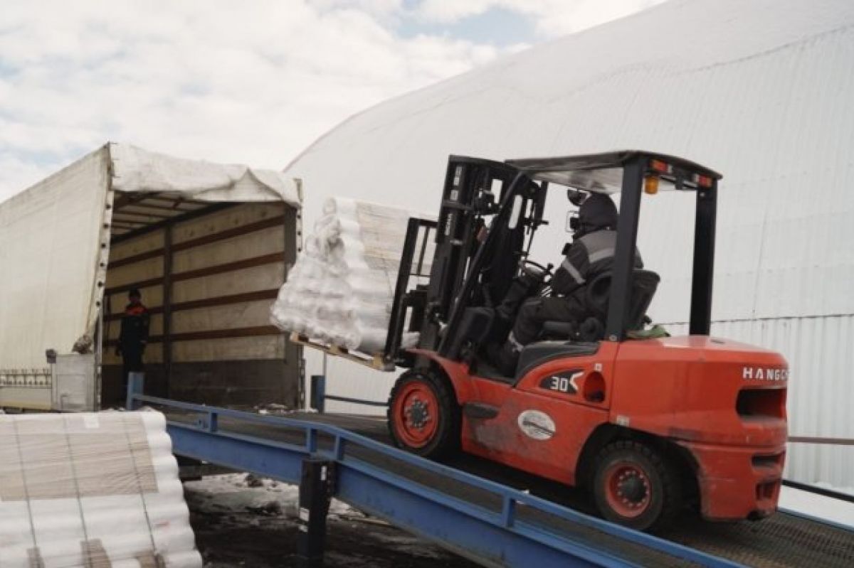 Спецтехника, одежда, продукты: &laquo;Единая Россия&raquo; собрала и отправила в зону СВО очередную партию помощи