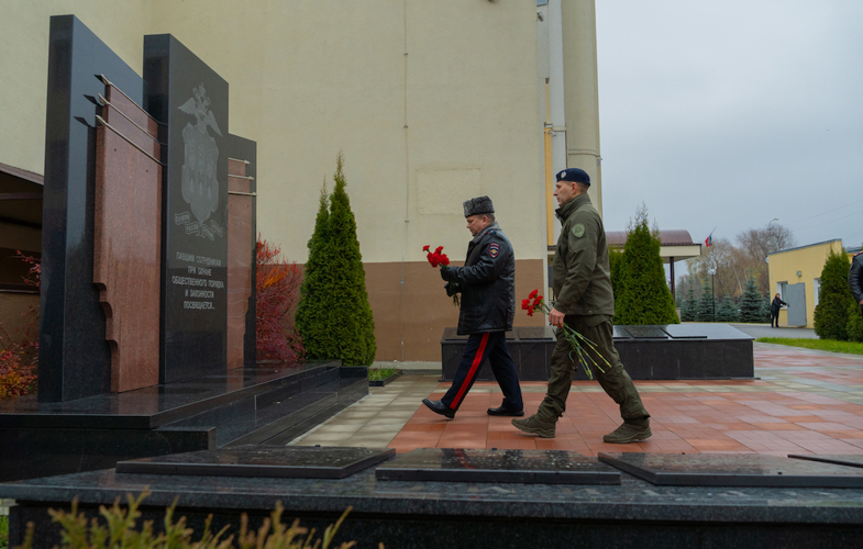 Росгвардейцы отдали долг памяти у мемориала сотрудникам органов внутренних дел