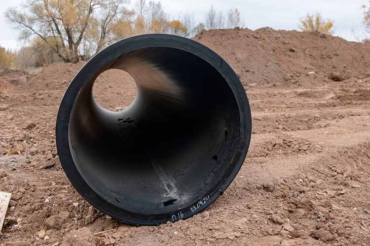 Самый крупный контракт (1,8 млрд рублей), «перепал» «Татлизингу» на строительство коммунальных сетей в деревне Куюки Пестречинского района