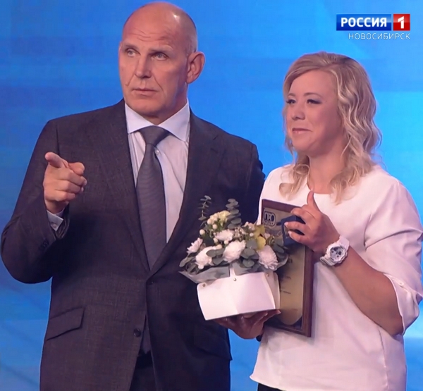 Александр Карелин поздравляет Елену Копылову