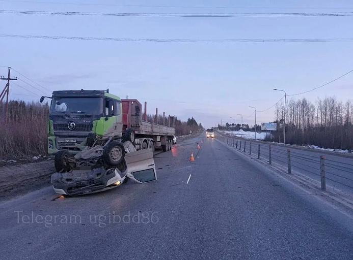 В ХМАО водитель большегруза при перестроении врезался в легковушку