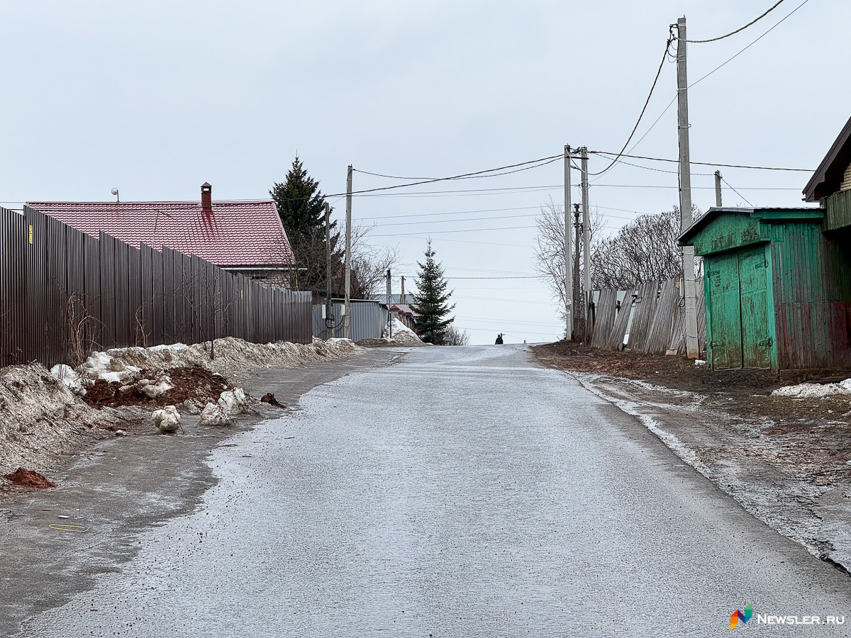 Улица Пролетарская также довольно узкая, чтобы на ней смогли разъехаться большой автобус и легковой автомобиль.