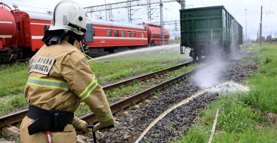Новгородские пожарные отработали ликвидацию ЧС на железной дороге
