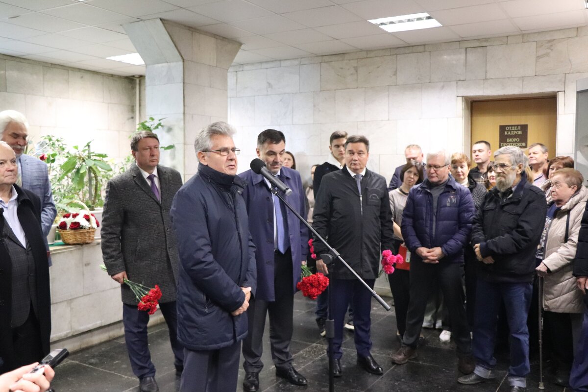 memorial andreyu gaponovu grekhovu otkryli na zdanii ipf ran 1