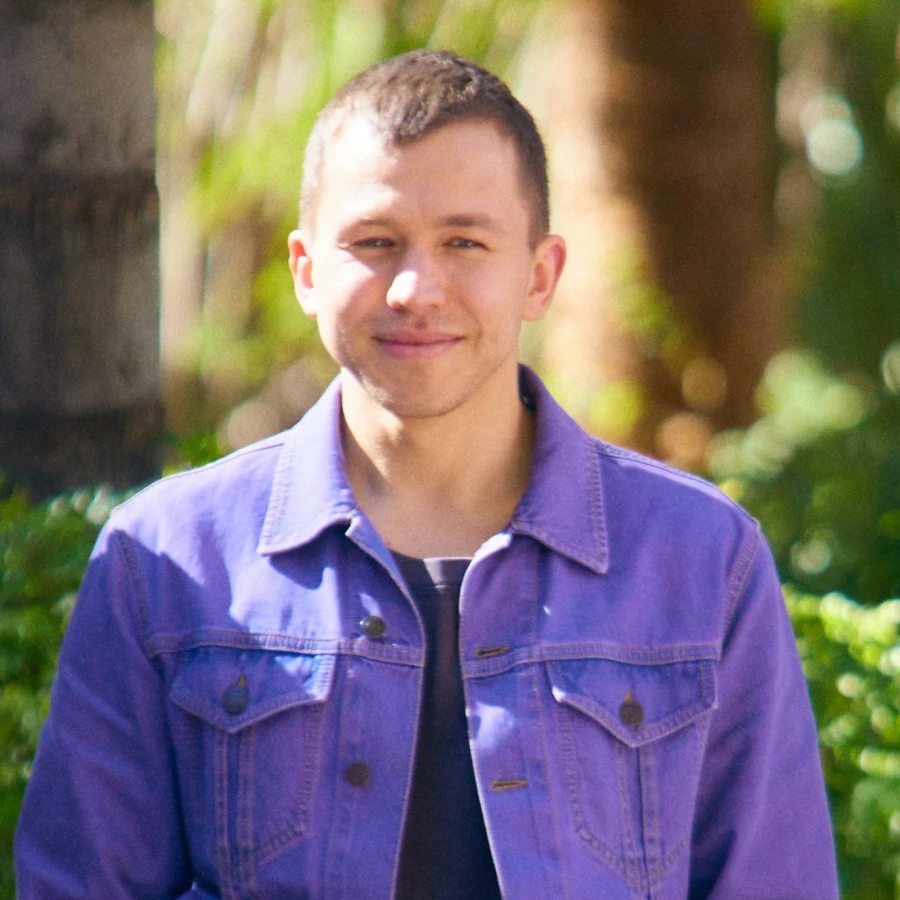 11. Сергей Романович – актёр, звезда сериалов «Чернобыль. Зона отчуждения» и «Ольга». "Я так люблю побеждать, что, приехав на реалити “Мастер игры”, больше всего боялся допустить ошибку. Ну, и еще я очень доверчивый, поэтому боюсь быть обманутым, особенно теми, кто мне приятен и близок по духу. Тяжело переношу предательство», - говорит Сергей.