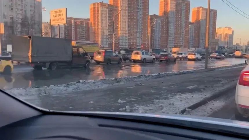 Вода дмитровское шоссе. Потоп на Дмитровском шоссе. Затопило Дмитровское шоссе. Потоп на шоссе. Дмитровка затопило.