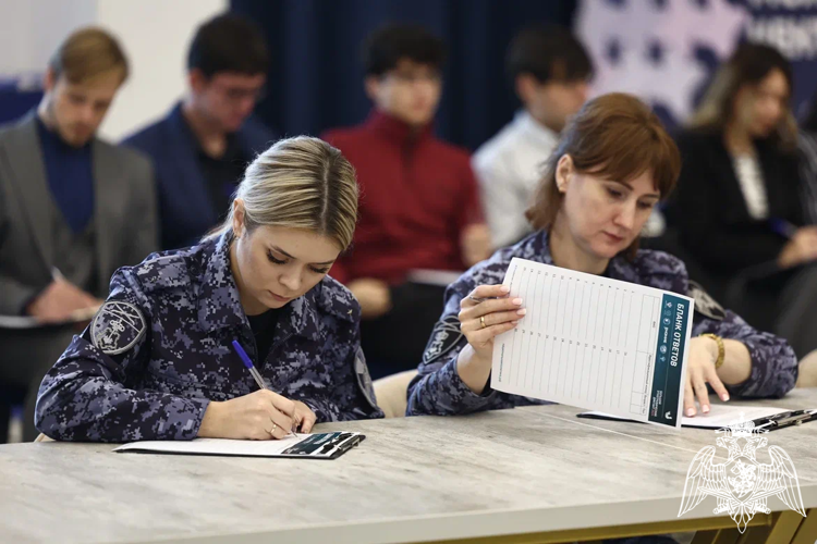 Сотрудники вневедомственной охраны Росгвардии написали этнографический диктант в Астрахани