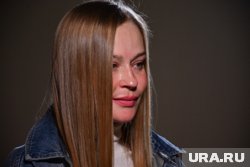 Актриса вышла на сцену в венке из цветов