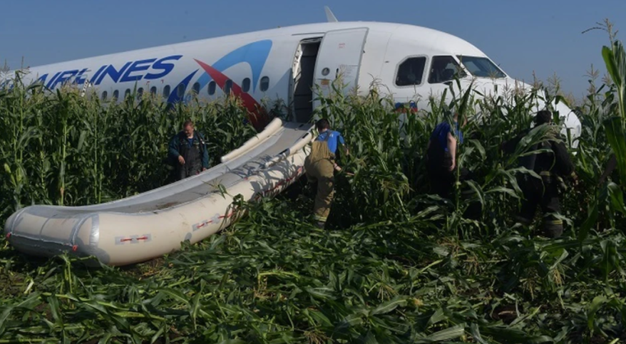 Он спас 233 жизни: легендарный летчик Дамир Юсупов прибыл во Владивосток