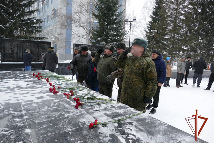 Росгвардия в Томске почтила память павших героев на Северном Кавказе 