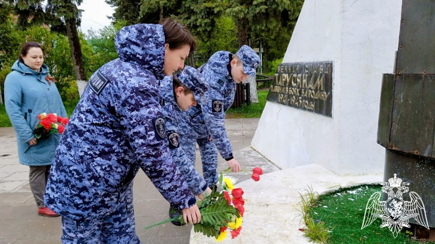 Тарусские росгвардейцы почтили память защитников Отечества