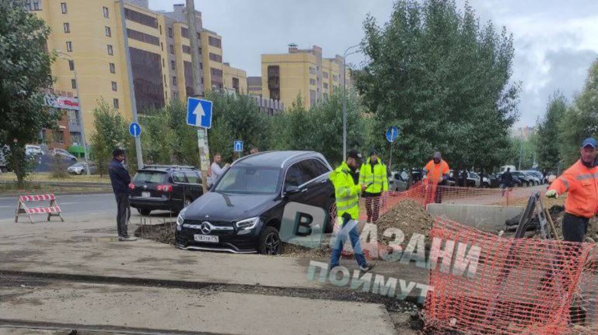 Мерседес провалился в яму