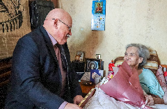 Жительница блокадного Ленинграда Надежда Кузьмичева принимает поздравления с 90-летием