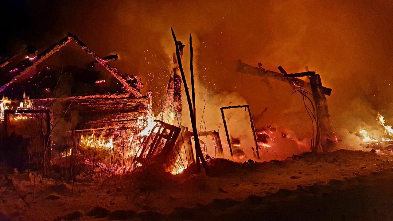 горящий дом ночью. пожар в люберцах. Fire head dupont. экология катастрофа. лос-анджелес в огне (2017).