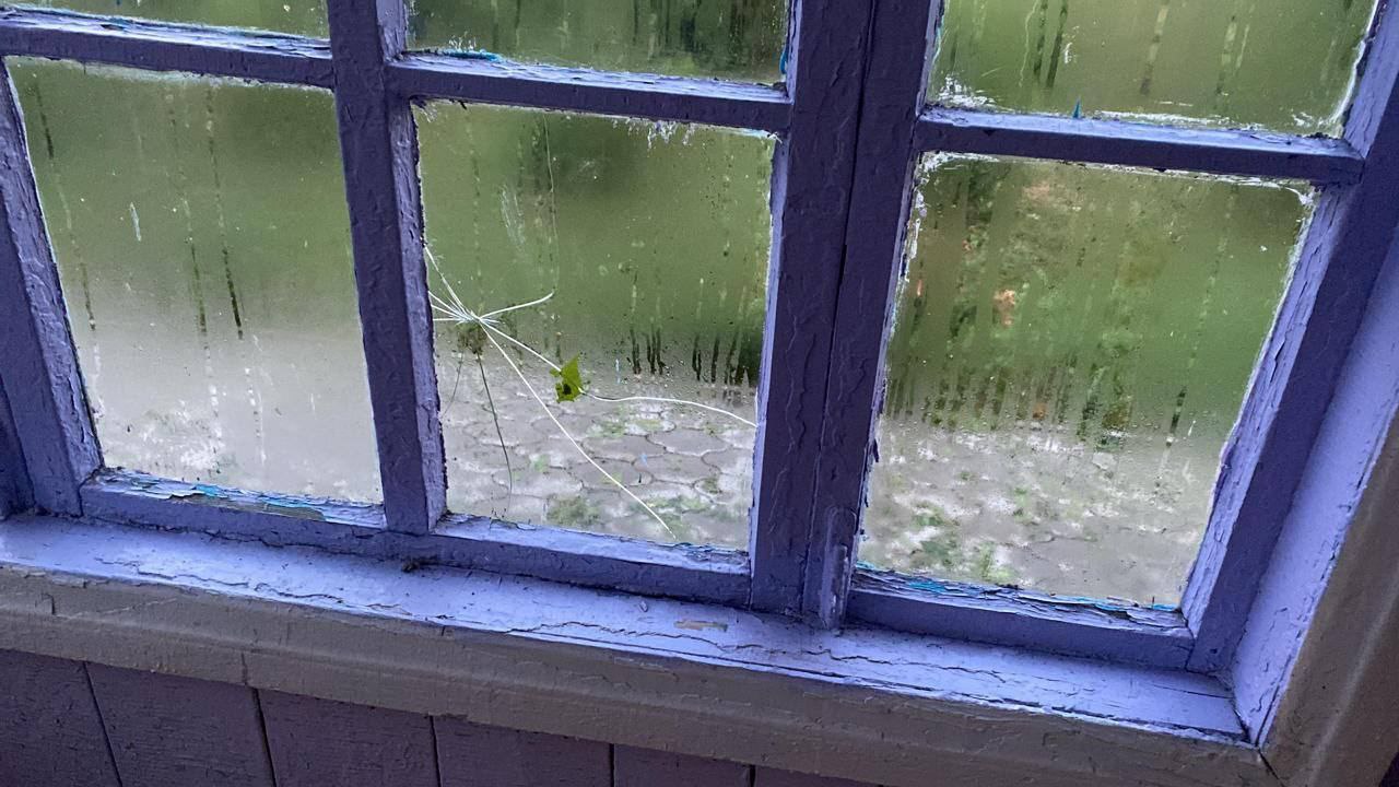 В Абинском районе Кубани град побил крыши и окна в жилых домах и в детском саду