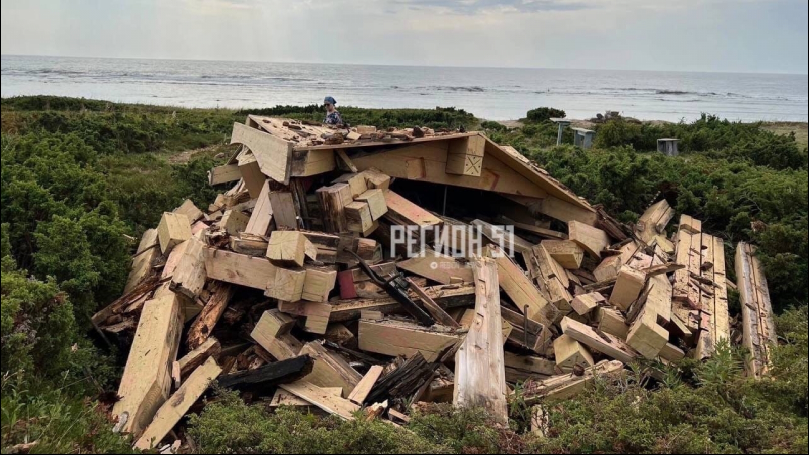 Берег разобрать. Разрушенный дом. Разрушенный дом на берегу моря. Разваленное здание. Разрушенные берега.