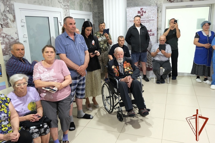 Военный оркестр Управления Росгвардии по Алтайскому краю подарил праздник ветеранам