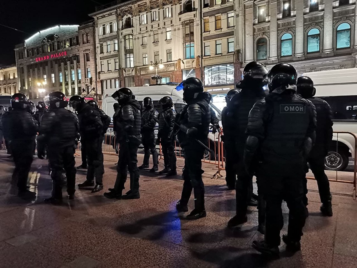 Митинг в петербурге 27 февраля. Митинги СПБ 2022. Несанкционированный митинг. Петербург протесты полиция.