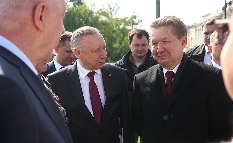 Возложение цветов к памятнику Петру I на Сенатской площади