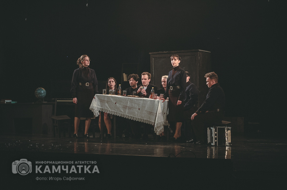 Предпремьерный показ спектакля «Завтра была война» на Камчатке (фоторепортаж). Фото: ИА «Камчатка» \ Игорь Сафончик. Фотография 10