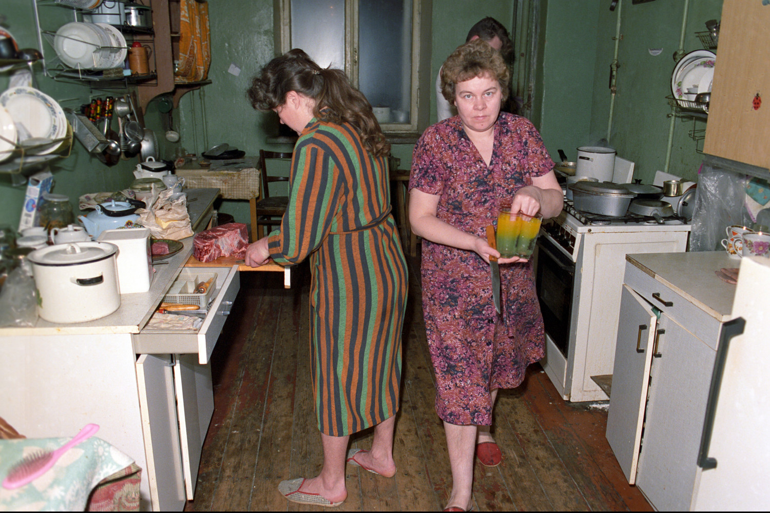 Обитатели коммуналок. Почему пришла коммуналка. Кухня в старой квартире. Почему пришла коммуналка. Грязная коммунальная квартира.