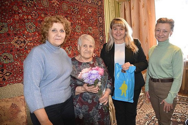 Екатерина Долгасова поздравила жительницу поселка Лотошино с юбилеем