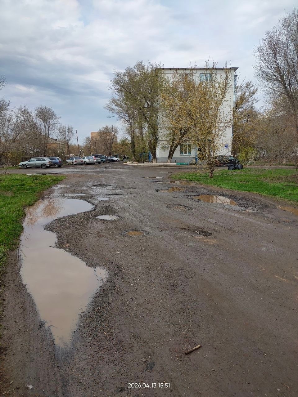 Жители микрорайона Карачи в Оренбурге жалуются на плохое состояние дороги вдоль котельной