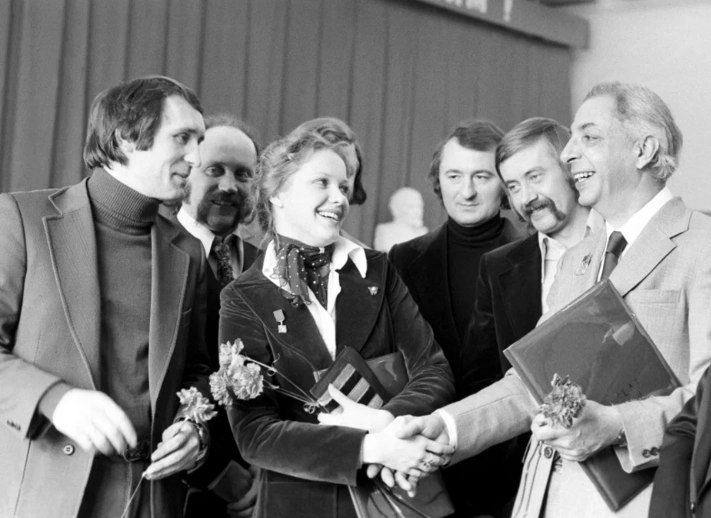 Композитор Микаэл Таривердиев поздравляет актрису Елену Проклову с присуждением ей премии Ленинского комсомола, 1977 год