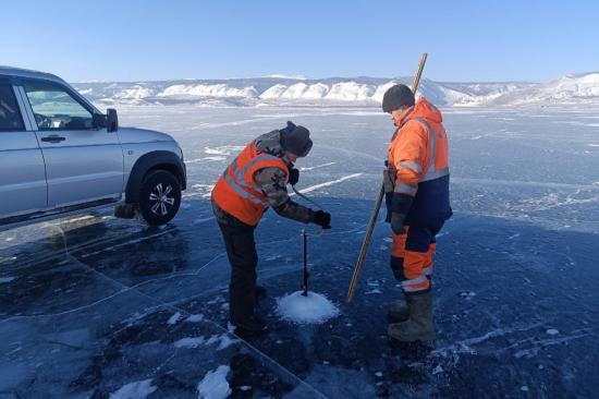 Ледовую переправу на остров Ольхон обустраивают на Байкале