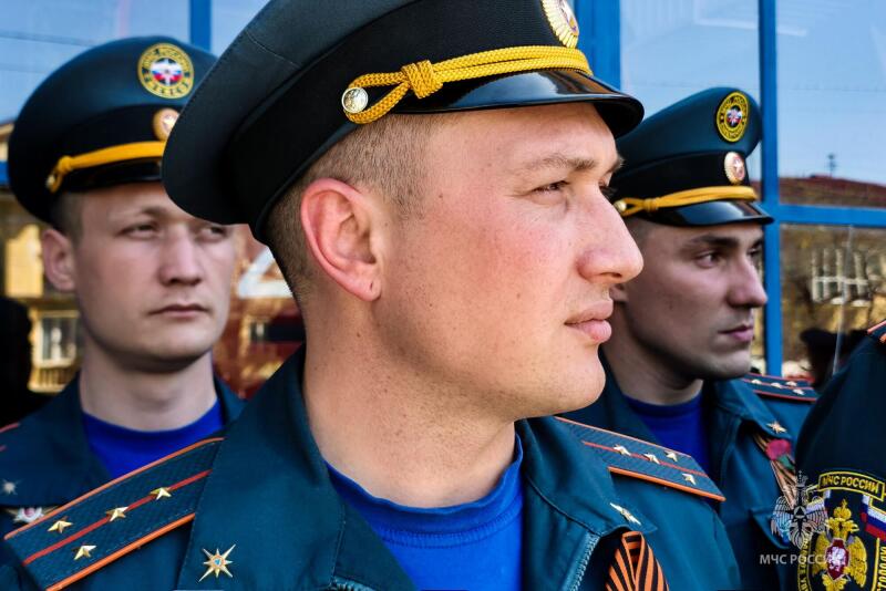 Знамя Победы подняли в МЧС России по Севастополю