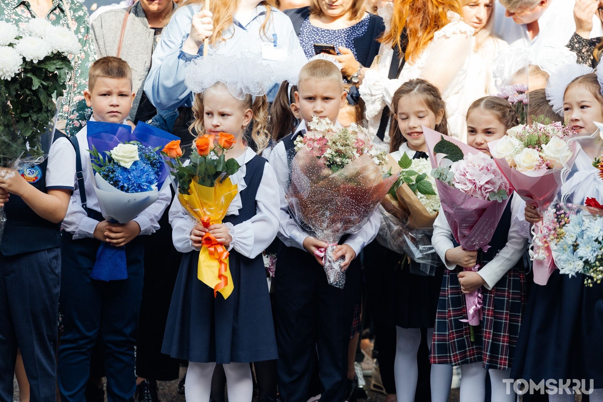 Интересные сценарии 1 сентября в школе линейка. Торжественная линейка в школе. Первый звонок. Банты в школу. Прическа на праздничную линейку в школе.