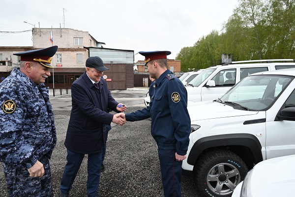 Заместитель губернатора Новосибирской области передал ключи от 8 новых автомобилей подразделениям уголовно-исполнительной системы региона