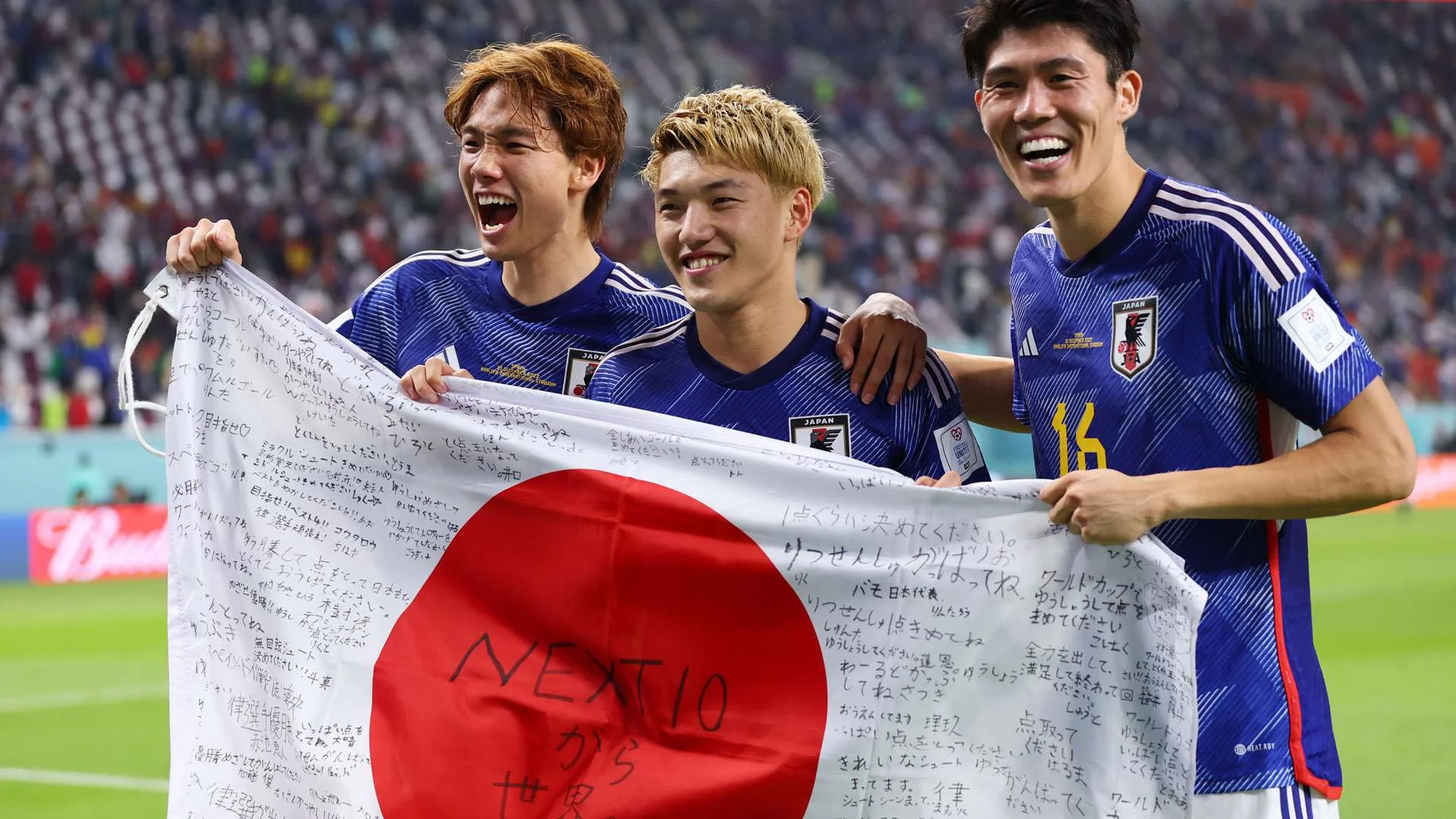 Команда япония футбол. Где играют япония. Патинко япония. Где играют япония. Традиционная японская игра го.