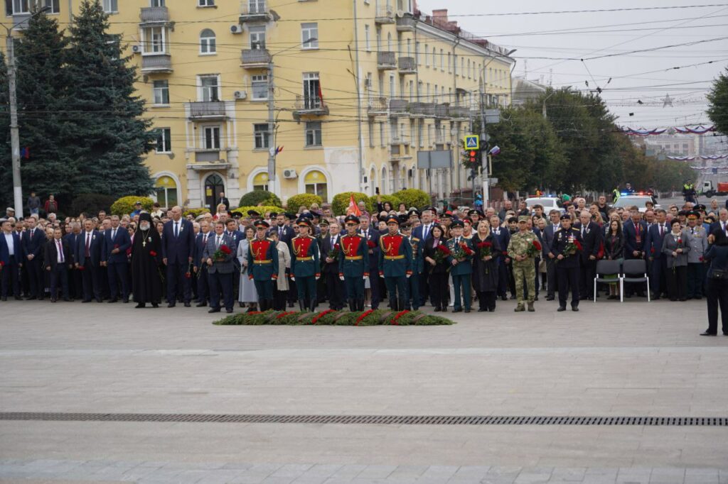 На площади Партизан в Брянске делегации регионов России почтили память освободителей Брянщины