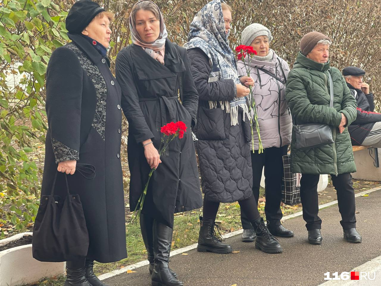 Многие принесли цветы