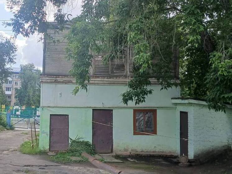 В Омске демонтировали аварийное здание у детского сада