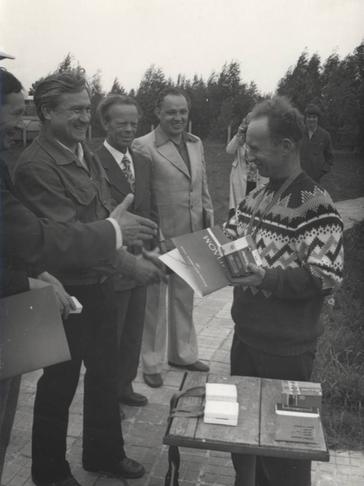 Диплом за 1-е место в соревнованиях по стендовой стрельбе вручает дважды Герой Советского Союза Анатолий Филипченко 1970-е годы