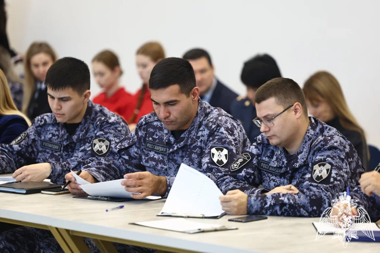 Сотрудники вневедомственной охраны Росгвардии написали этнографический диктант в Астрахани