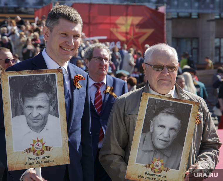 Максим Решетников ходит на шествие полка вместе с отцом