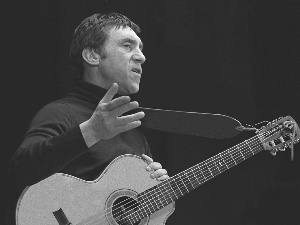 «Оживший» Высоцкий: цифровой артист выступил на сцене в Подмосковье