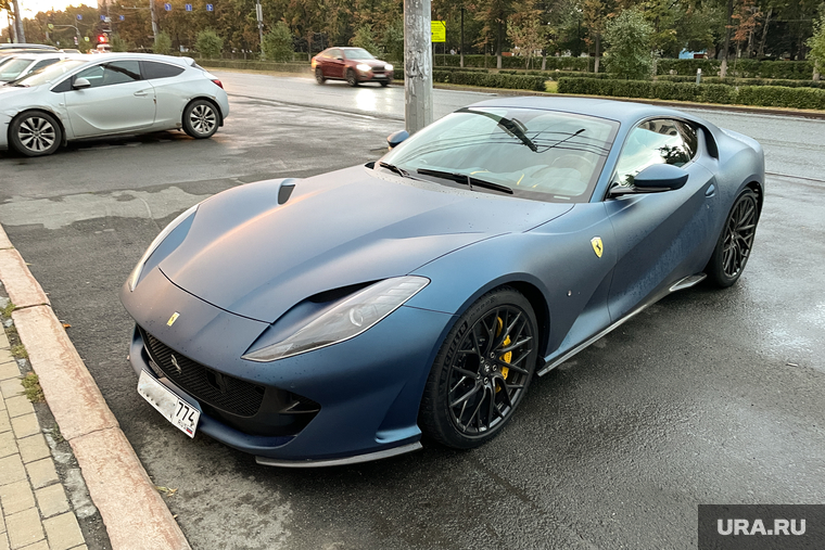 Феррари 812 Superfast синяя