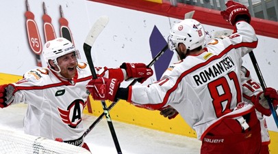 Хоккеисты «Автомобилиста» Алексей Макеев и Данил Романцев в матче с СКА