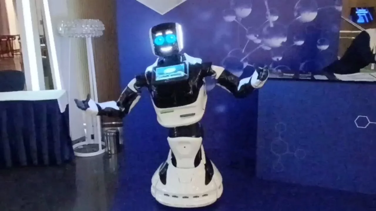 Роботы в челябинске 2024. Робот журналист. Робот приветствует.