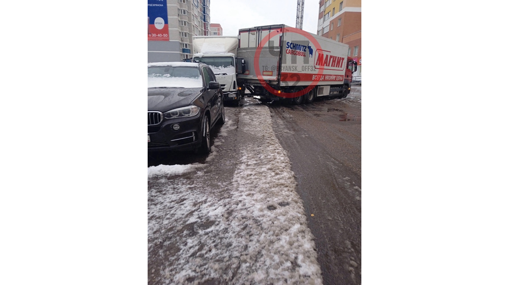 В Брянске на улице Горбатова фуру занесло в припаркованный грузовик