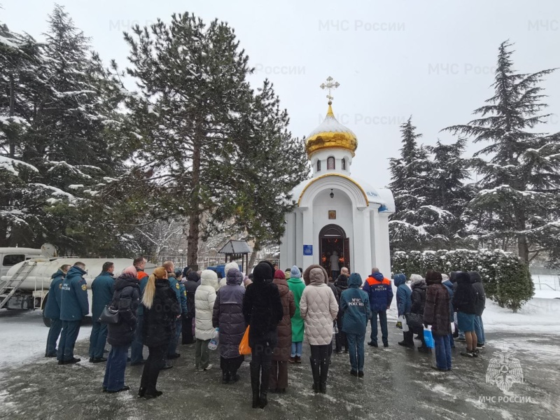 Крымские спасатели обеспечили безопасность во время крещенских кyпаний